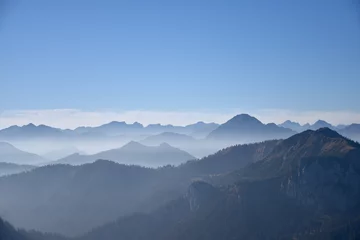 Fotobehang Blauw Close-up van bergen en een sombere lucht