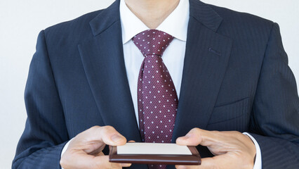 名刺・ビジネスカードを交換する男性。