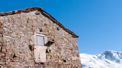 Casa r&uacute;stica de piedra en monta&ntilde;a nevada