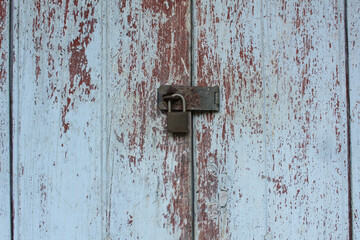 Tranca enferrujada com cadeado velho