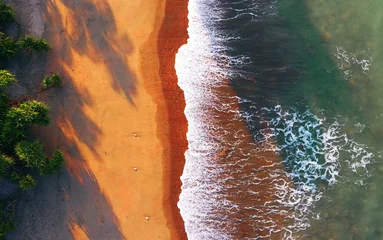 Velours gordijnen Luchtfoto strand Luchtfoto van een schilderachtige kust bij daglicht