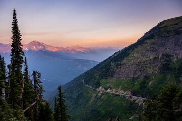 Obraz premium Going to the Sun Road Bends Around Mountain Slope