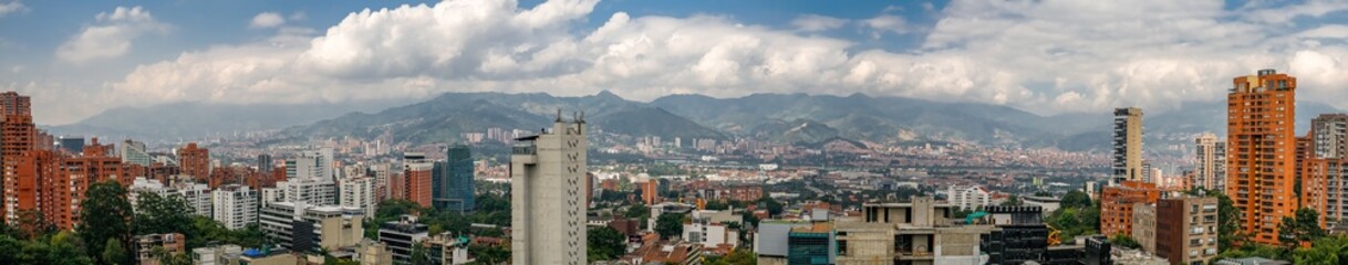 Fototapeta na wymiar Panorama of skyline Medellin with white cloud covered mountains in the back, Colombia 