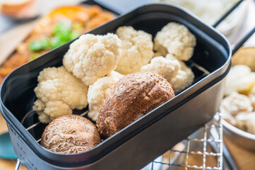 蒸す前のカリフラワーとしいたけ