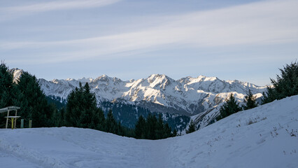 Fototapeta na wymiar View of the mountain peaks from the snowy plateau