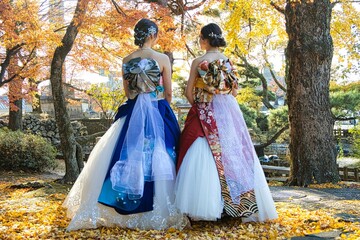 成人式ドレスの二人の女性