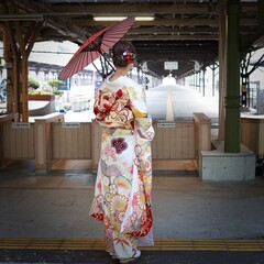 成人式の着物姿の女性と駅