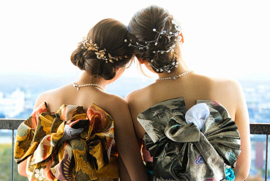 成人式ドレスの二人の女性