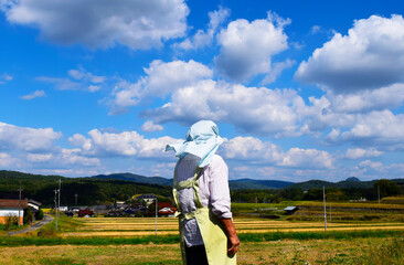 田舎の風景と農業を営む女性