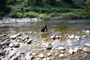 川で遊ぶ10代の女の子