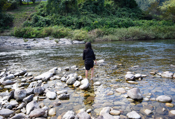 川で遊ぶ10代の女の子