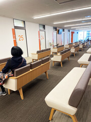 病院の待合室で順番を待つ患者