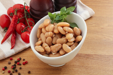 Whinte canned kidney beans in the bowl