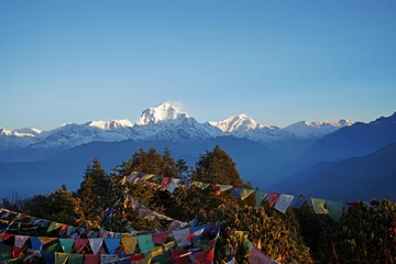 Photo sur Plexiglas Dhaulagiri Natural landscape of Snowcapped mountain view of Poon hill with colorful prayer flags and blue sky, Annapurna Himalayan range- Ghorepani, Nepal