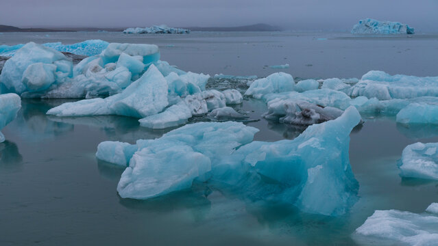 Playa de icebergs, hielo derritiéndose, hielo azul en la playa.