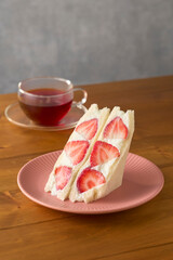 紅茶といちごのフルーツサンド