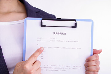 賃貸借契約書を持つ女性