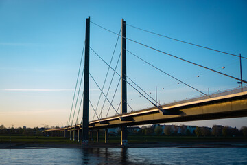 Fototapeta na wymiar Rheinbrücke Düsseldorf