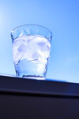 青空と氷と炭酸水が入ったグラス