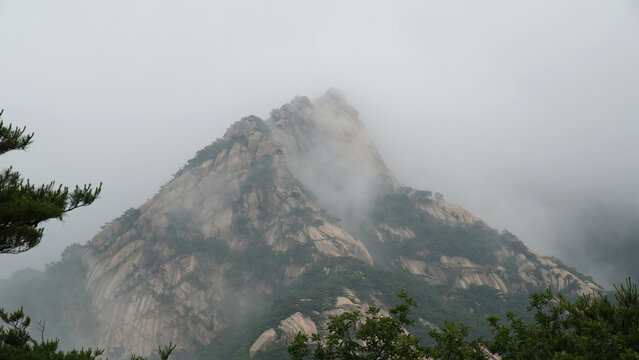 https://papago.naver.com/#:~:text=The%20canal%20decorated%20with%20the%20rocky%20peaks%20of%20Bukhansan%20Mountain.