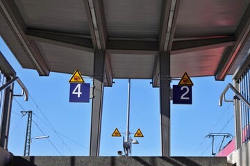 Neumarkt - Bahnhof - Treppenaufgang - Gleis Nummer 2 und 4 - obrazy, fototapety, plakaty