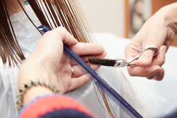 ścinanie włosów w zakładzie fryzjerskim - 490290734