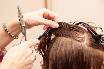 ścinanie włosów w zakładzie fryzjerskim - 490290736