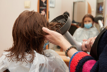 ścinanie włosów w zakładzie fryzjerskim