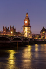 Naklejka premium The Elizabeth Tower in Westminster, commonly known as Big Ben, and Westminster Bridge at dawn.