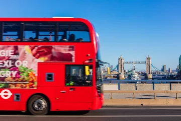 Zelfklevend Fotobehang Rode Londense bus die London Bridge oversteekt, met Tower Bridge op de achtergrond. © Edward