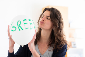 Junge Frau mit Luftballon und Green Schrift