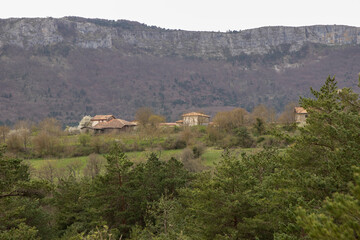 Fototapeta na wymiar village in the alaves valley of kuartango in the north of spain