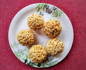Indian Traditional Puffed Rice Balls is a sweet made using puffed rice mixed with jaggery, Murmura Laddoo, Churmura Laddoo or Pori Urundai

