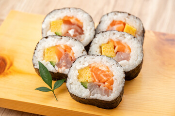 	皿に盛った巻き寿司　海鮮巻