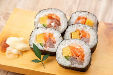 	皿に盛った巻き寿司　海鮮巻