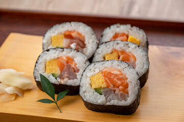 	皿に盛った巻き寿司　海鮮巻