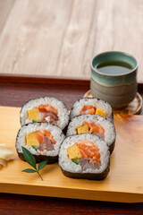 	皿に盛った巻き寿司　海鮮巻