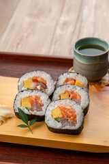 	皿に盛った巻き寿司　海鮮巻