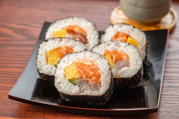	皿に盛った巻き寿司　海鮮巻