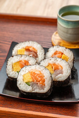 	皿に盛った巻き寿司　海鮮巻
