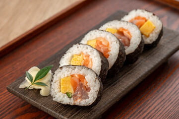 	皿に盛った巻き寿司　海鮮巻