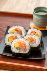 	皿に盛った巻き寿司　海鮮巻