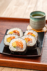 	皿に盛った巻き寿司　海鮮巻