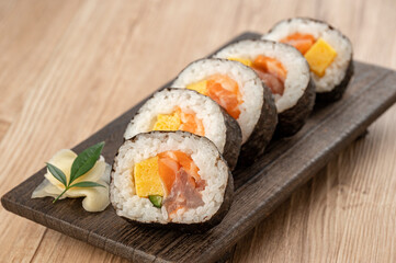 	皿に盛った巻き寿司　海鮮巻