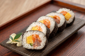 	皿に盛った巻き寿司　海鮮巻