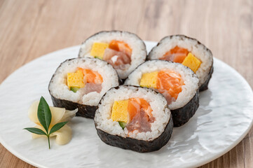	皿に盛った巻き寿司　海鮮巻