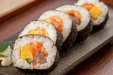 	皿に盛った巻き寿司　海鮮巻