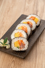 	皿に盛った巻き寿司　海鮮巻