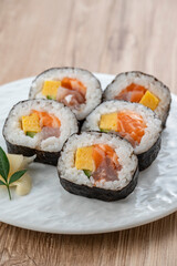 	皿に盛った巻き寿司　海鮮巻