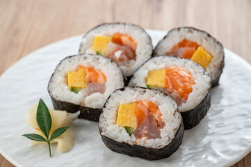 	皿に盛った巻き寿司　海鮮巻